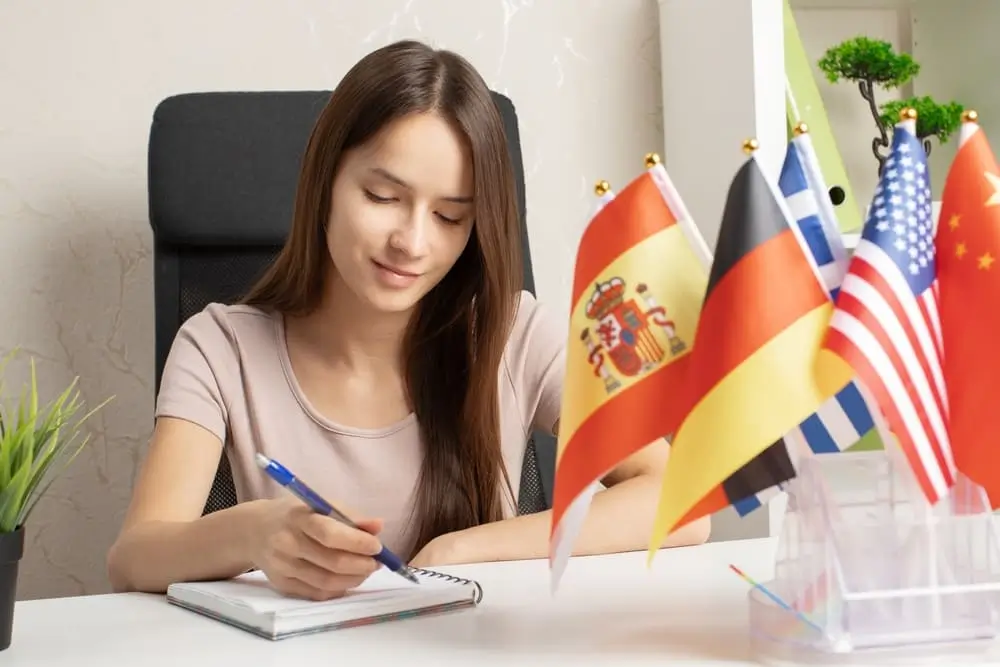 Mujer estudiando una certificación internacional de idiomas