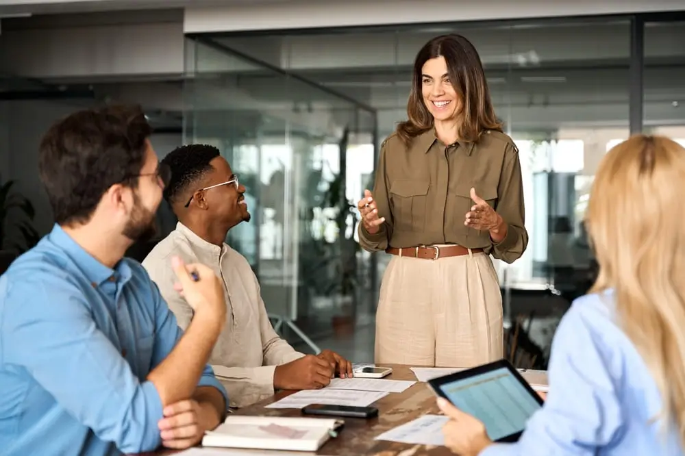 Mujer desarrollando proyecto con credito de libre inversion