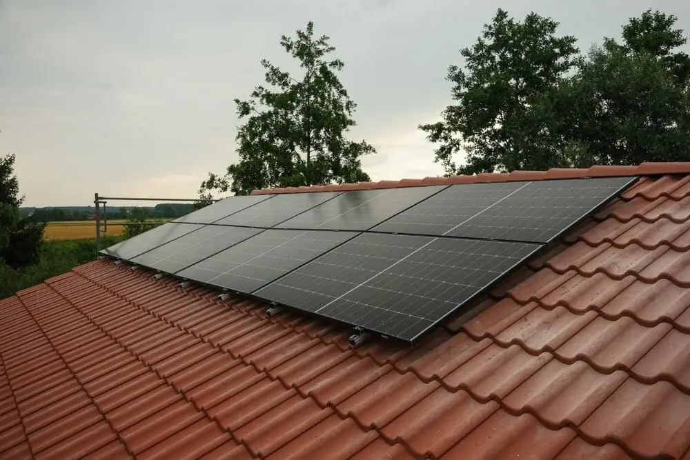 Tejado de una casa con paneles solares