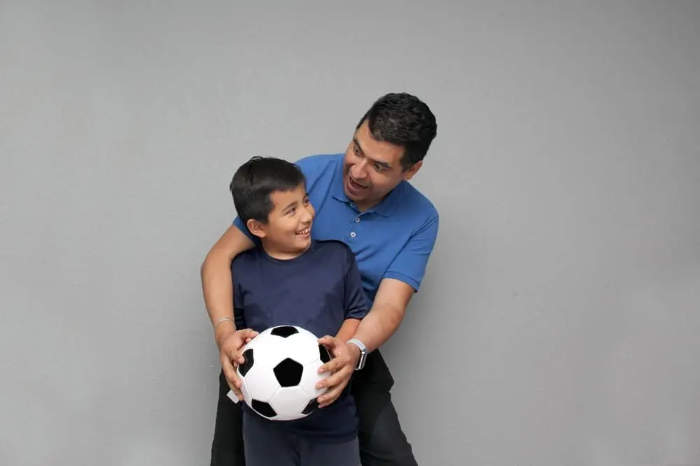 Papá e hijo con balon de futbol