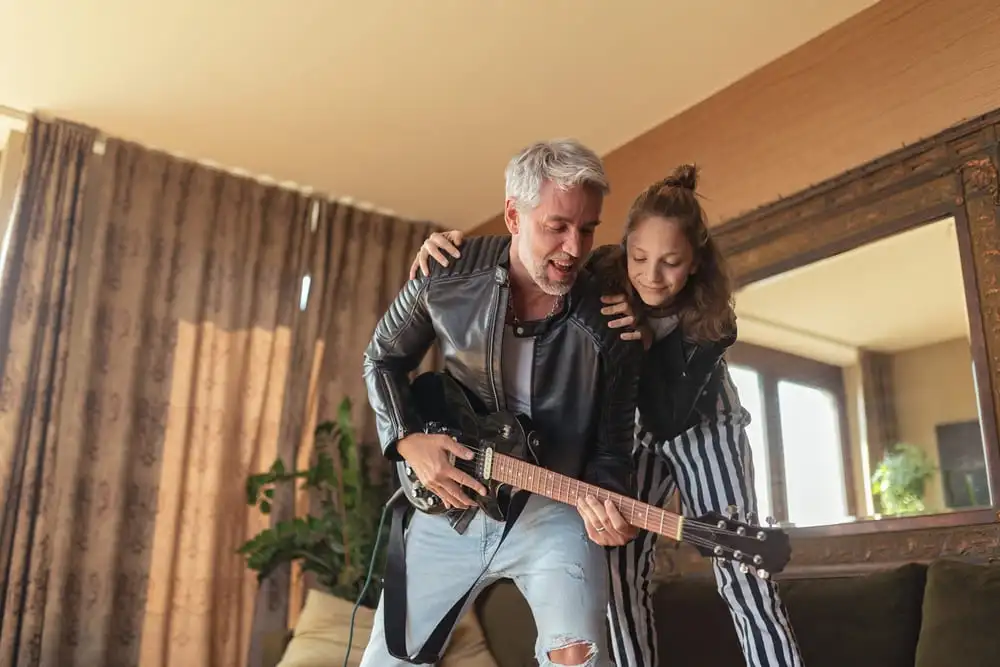 Papá tocando guitarra con su hija