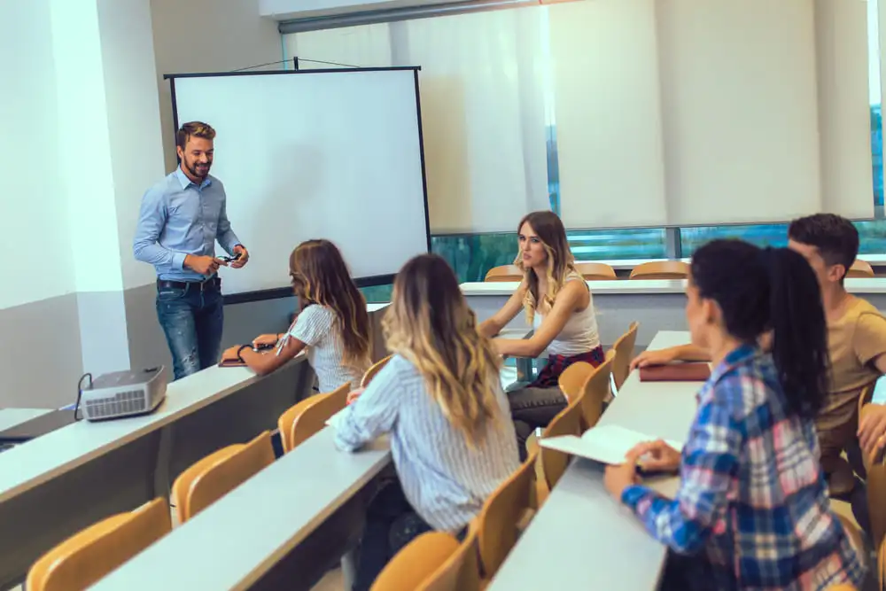 profesor-dando-una-clase-a-alumnos-universitarios