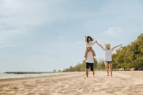 una familia disfrutando sus vacaciones en la playa