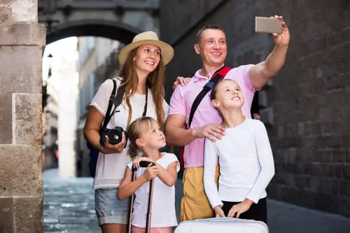 familia viajando por el mundo