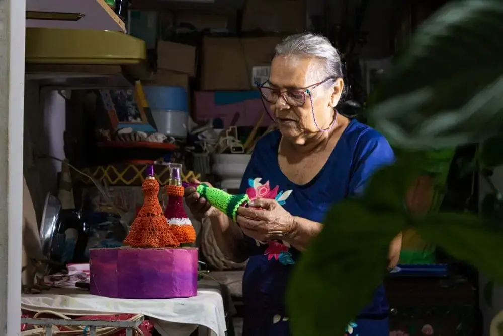 mujer pensionada aprendiendo sobre artesanias