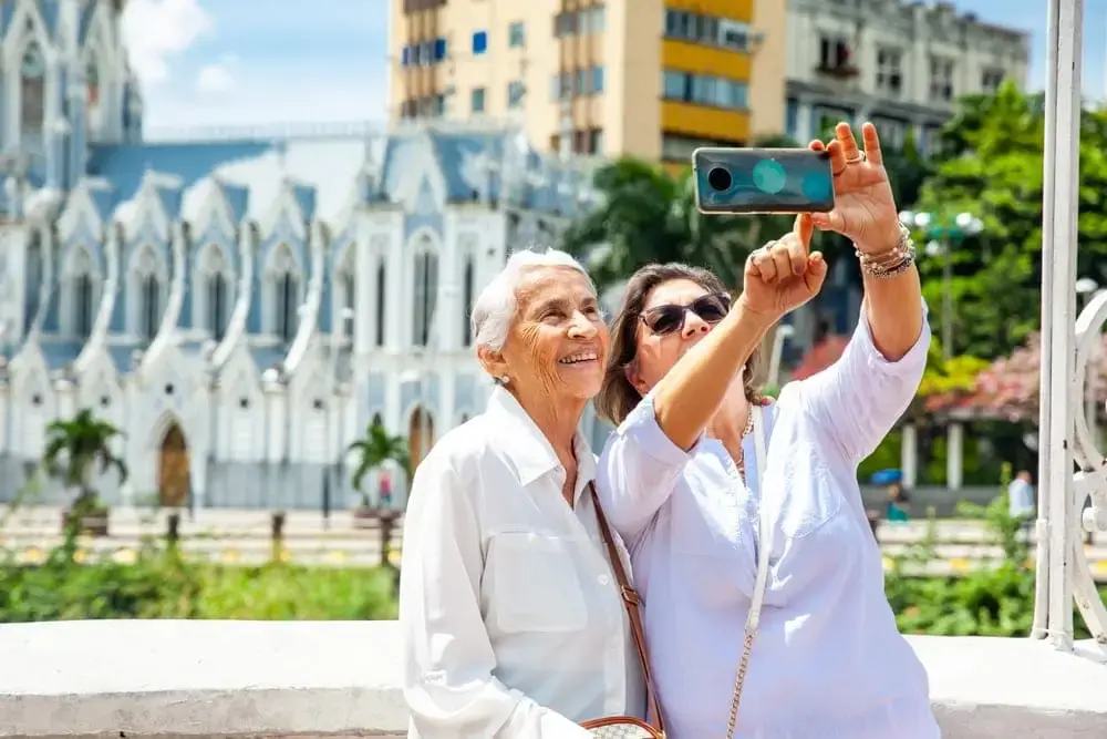 mujer de la tercera edad y su hija viajando por el mundo