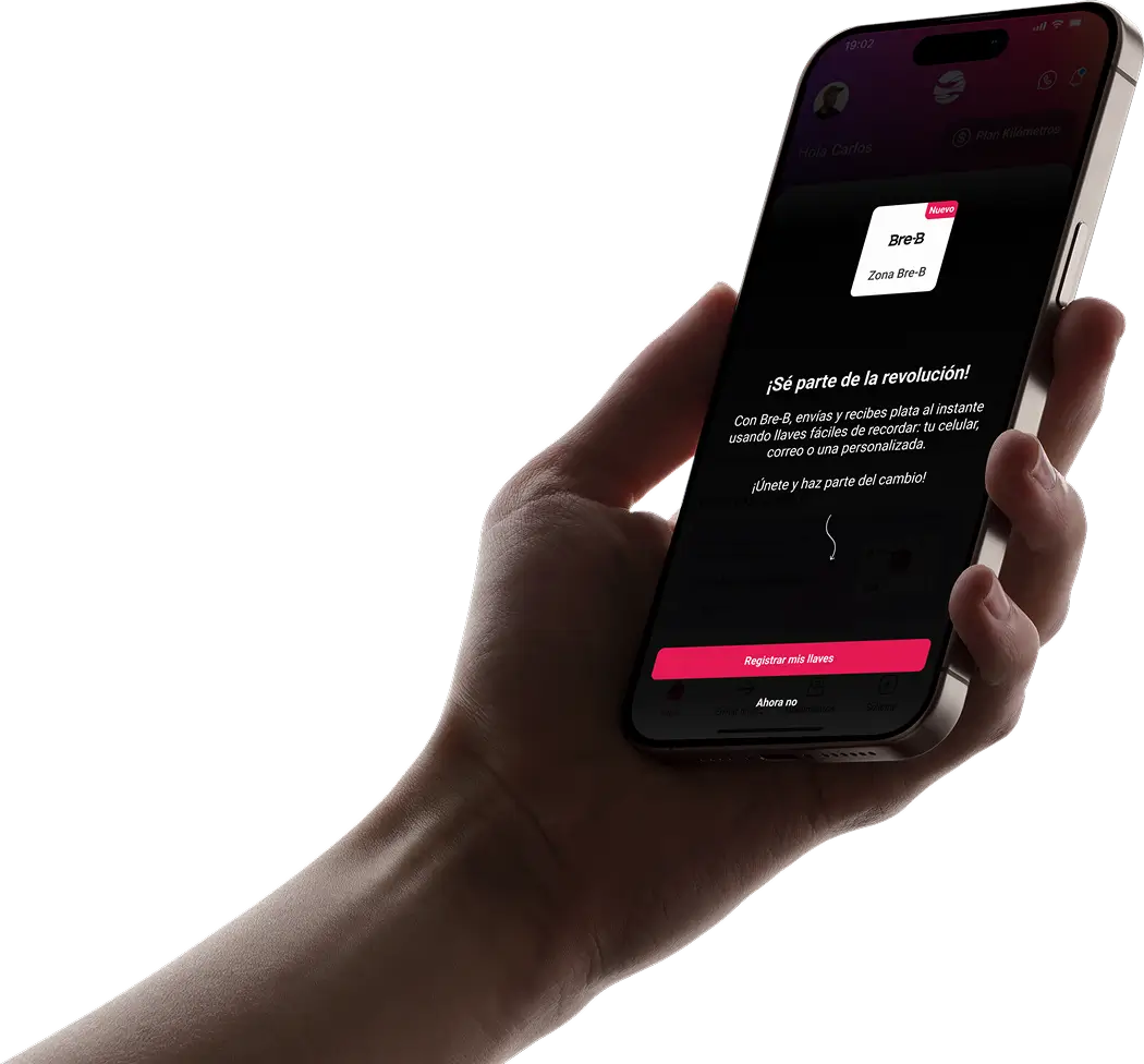 Mano sosteniendo un teléfono con la App Finandina mostrando Bre-B